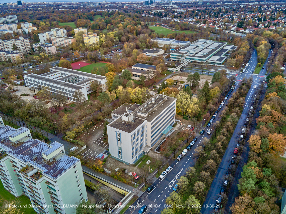 19.11.2022 - Luftbilder von der Baustelle an der Quiddestraße 'Haus für Kinder' in Neuperlach